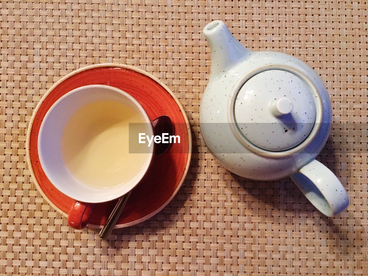 HIGH ANGLE VIEW OF TEA ON TABLE IN KITCHEN