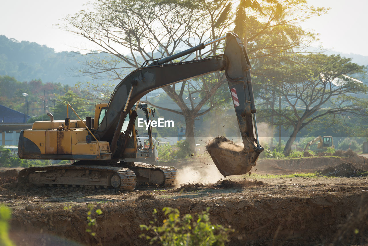 MAN WORKING IN CONSTRUCTION SITE