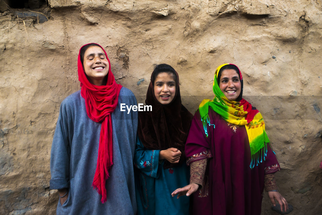 PORTRAIT OF A SMILING YOUNG WOMEN