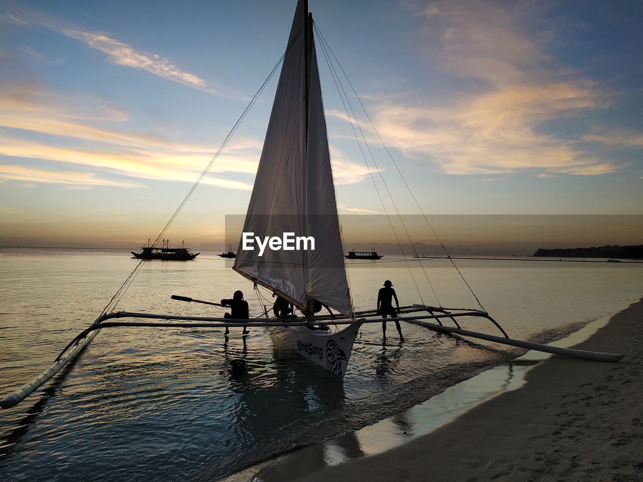 SILHOUETTE OF SAILBOAT IN SEA AGAINST SKY DURING SUNSET