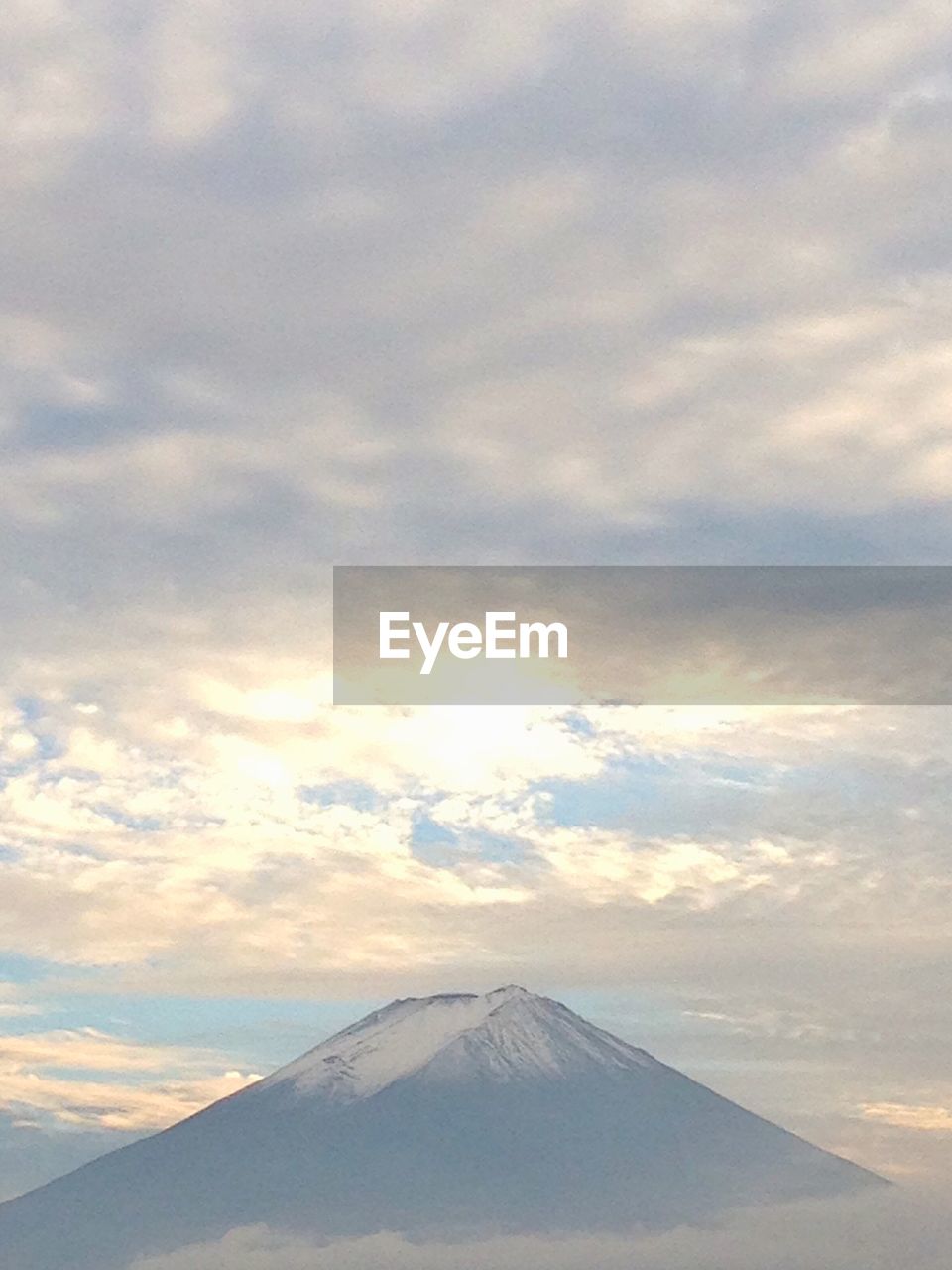 SNOWCAPPED MOUNTAIN AGAINST SKY