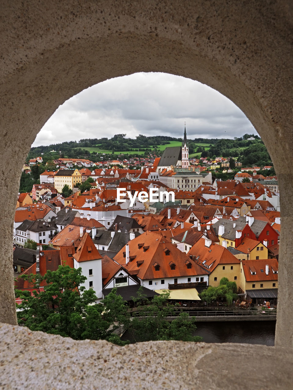 HIGH ANGLE VIEW OF TOWNSCAPE AGAINST SKY IN TOWN