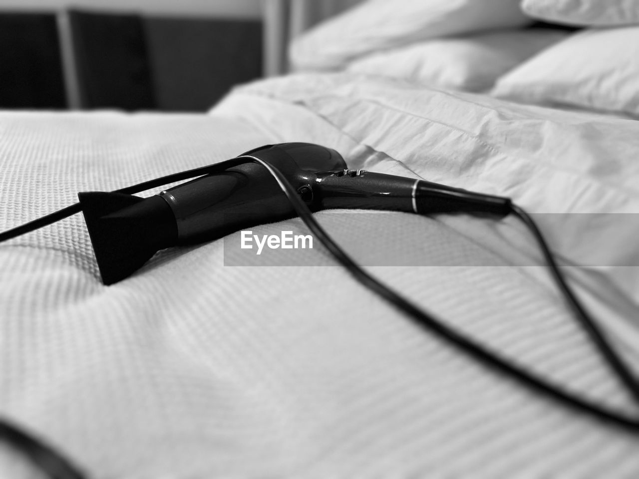 glasses, bed, indoors, furniture, black and white, bedroom, selective focus, eyewear, close-up, vision care, monochrome photography, white, no people, black, pen, monochrome, still life, linen, eyeglasses, focus on foreground, domestic room, sheet