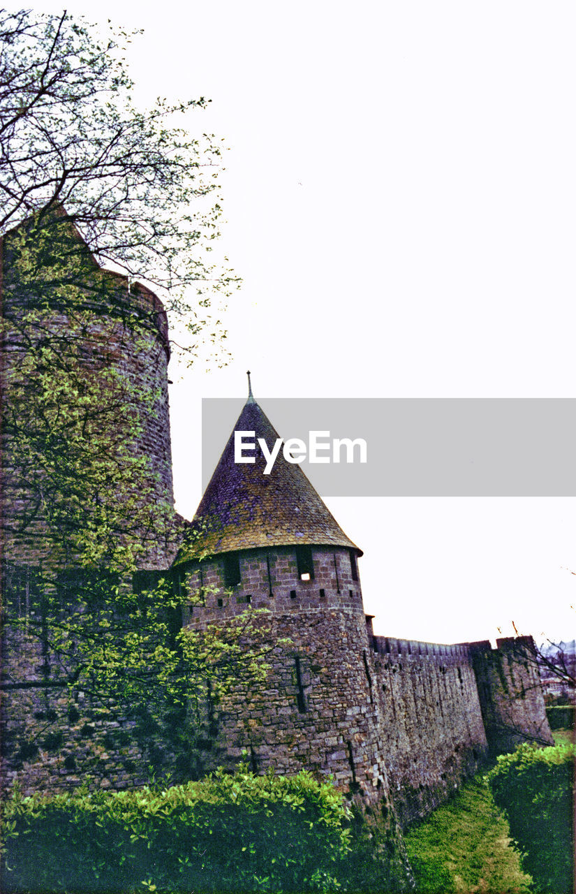 LOW ANGLE VIEW OF CASTLE AGAINST CLEAR SKY