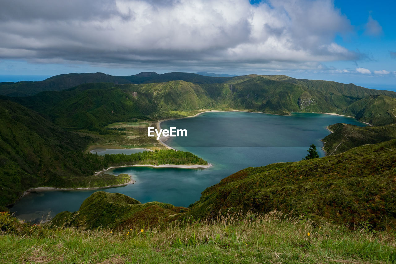 SCENIC VIEW OF SEA AND MOUNTAINS AGAINST SKY