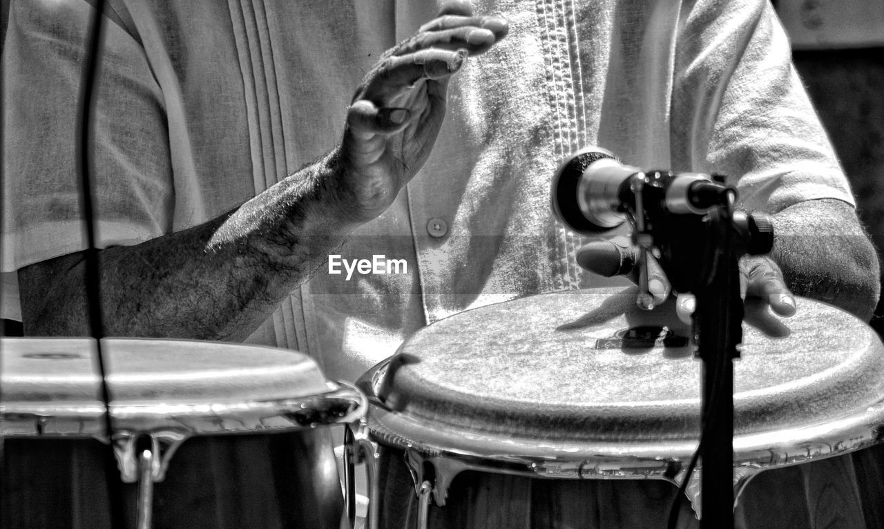 CLOSE-UP OF MAN PLAYING MUSIC IN CONCERT