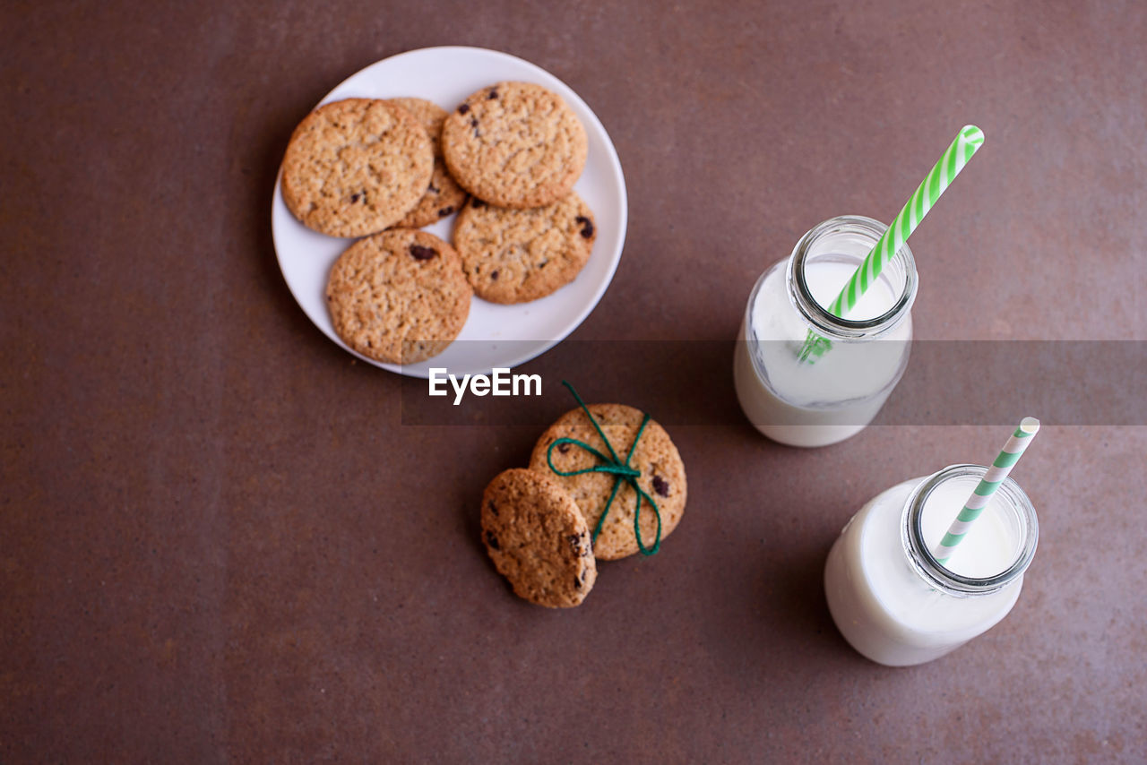HIGH ANGLE VIEW OF BREAKFAST AND COOKIES ON TABLE