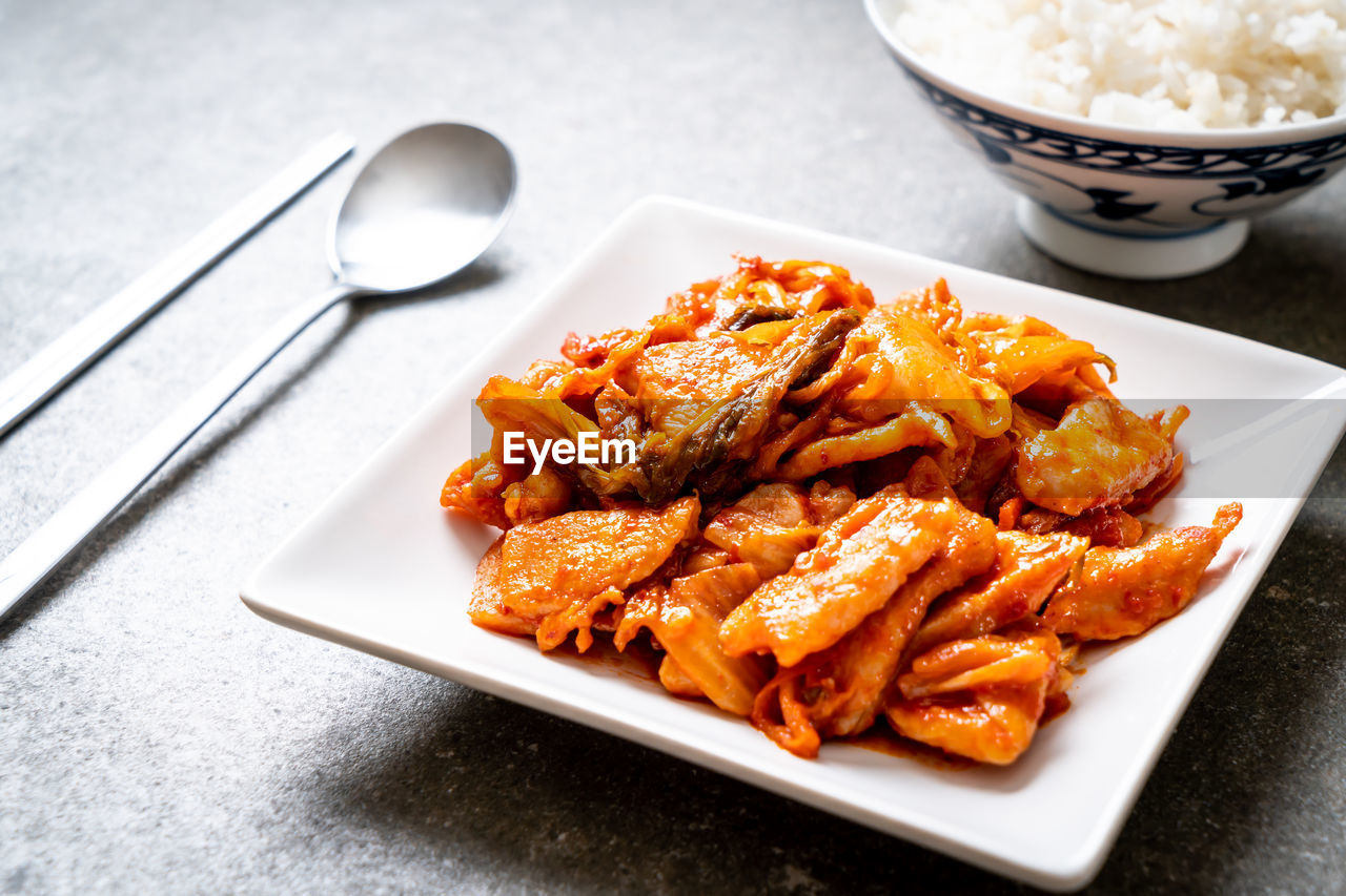 HIGH ANGLE VIEW OF FOOD IN PLATE