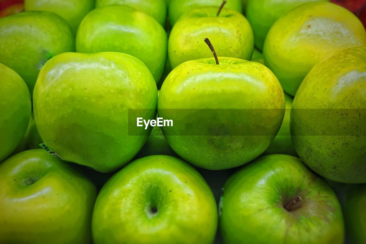 FULL FRAME SHOT OF APPLES AT MARKET STALL