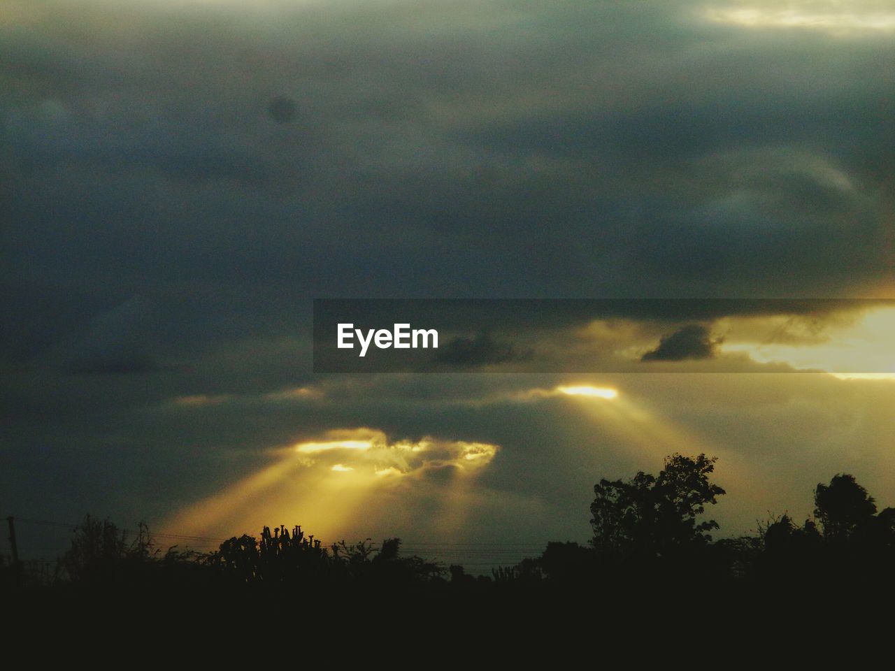 SCENIC VIEW OF LANDSCAPE AGAINST CLOUDY SKY AT SUNSET