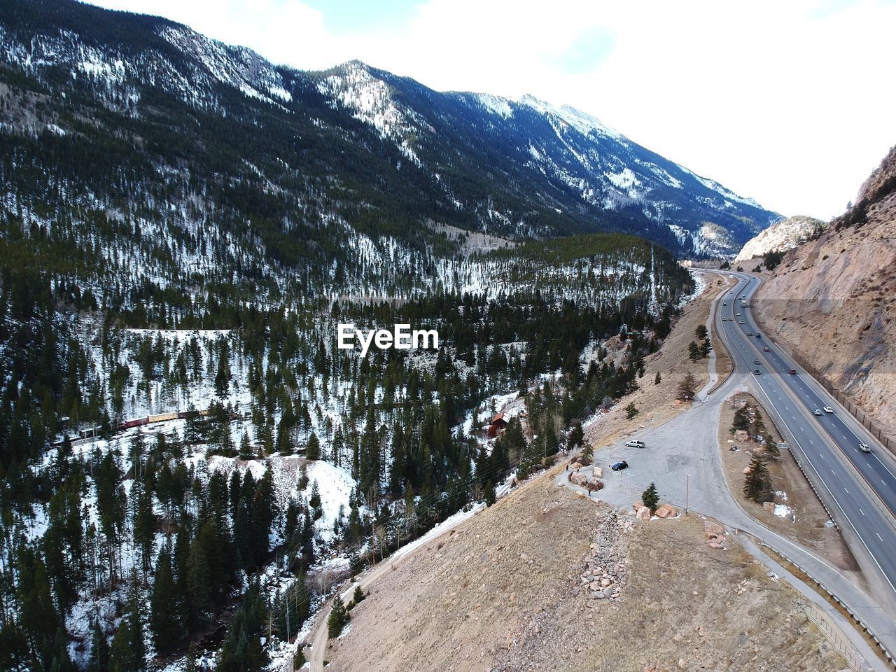 PANORAMIC VIEW OF SNOWCAPPED MOUNTAIN AGAINST SKY