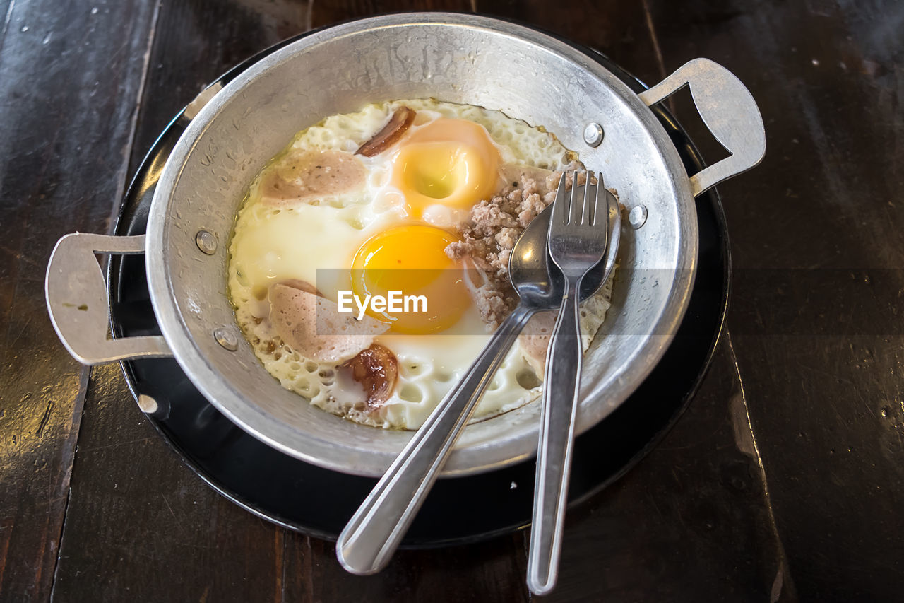 HIGH ANGLE VIEW OF BREAKFAST SERVED IN PLATE