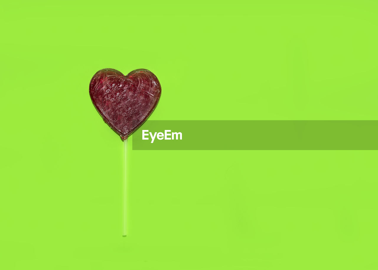 CLOSE-UP OF HEART SHAPE MADE FROM SLICE