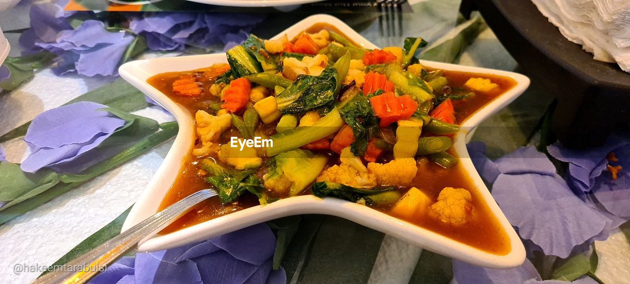 HIGH ANGLE VIEW OF FOOD SERVED IN BOWL