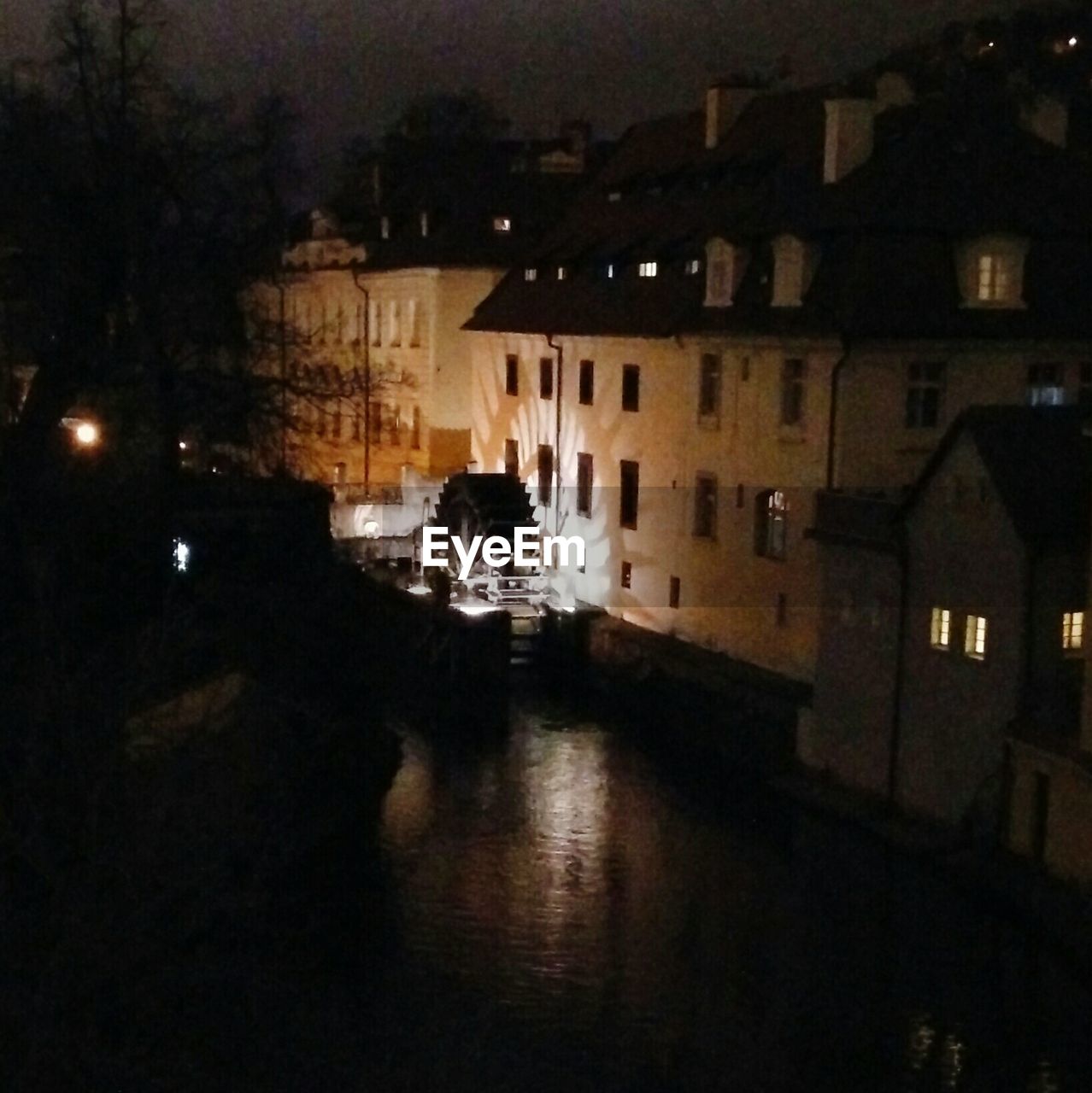 VIEW OF ILLUMINATED BUILDINGS ALONG CANAL