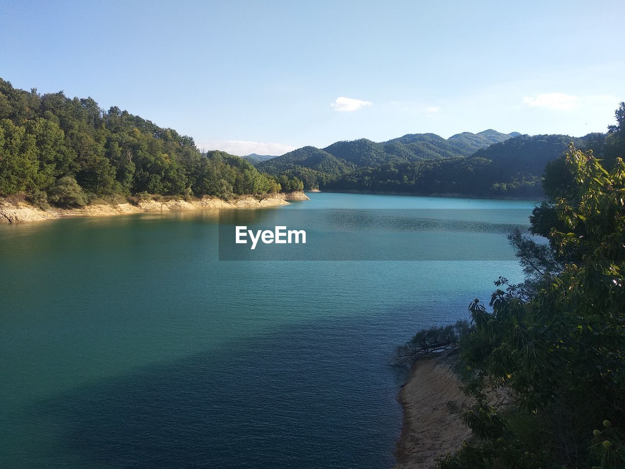 SCENIC VIEW OF LAKE BY MOUNTAINS AGAINST SKY