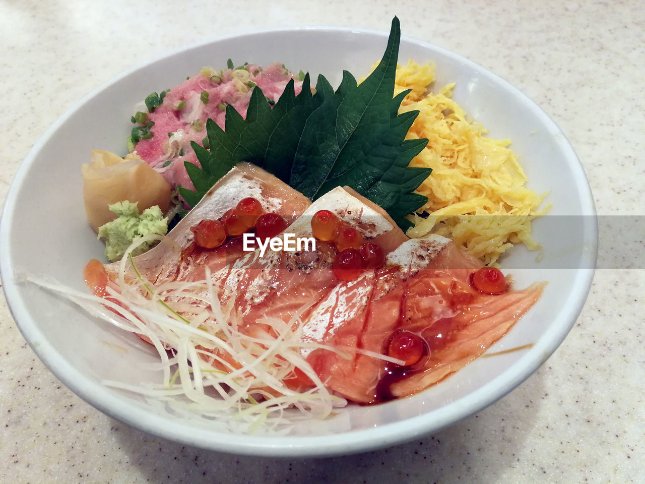 HIGH ANGLE VIEW OF FOOD IN PLATE