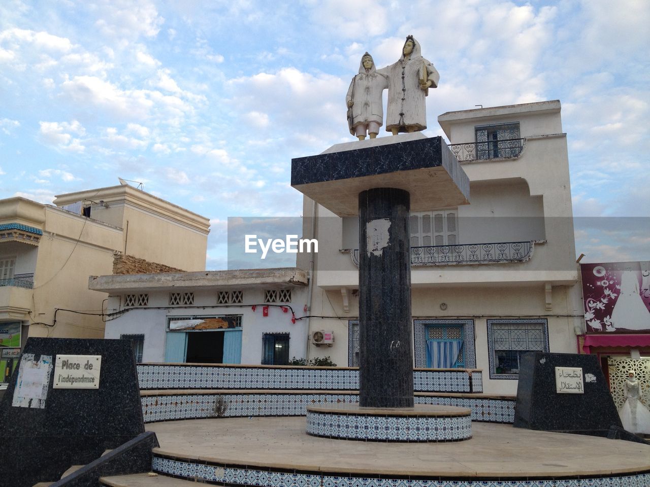 LOW ANGLE VIEW OF STATUE AGAINST CLOUDY SKY