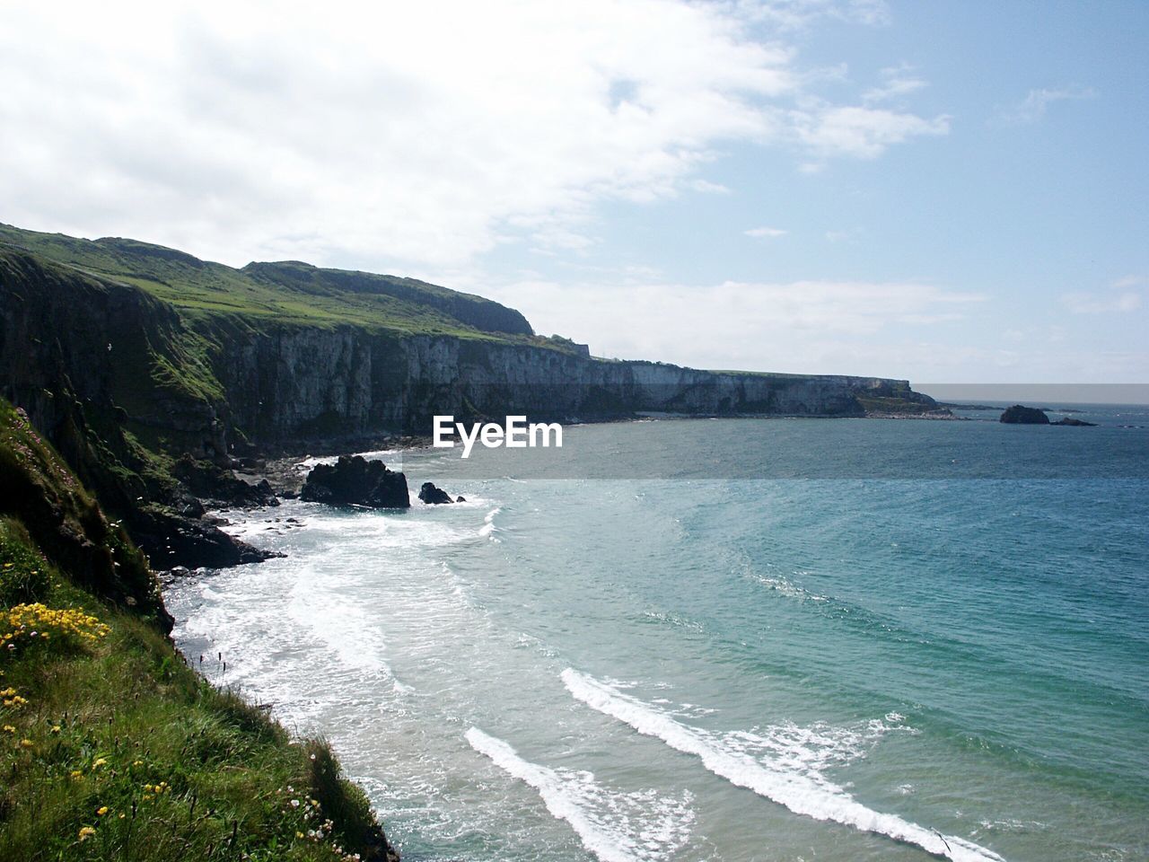 SCENIC VIEW OF SEA BY MOUNTAIN AGAINST SKY