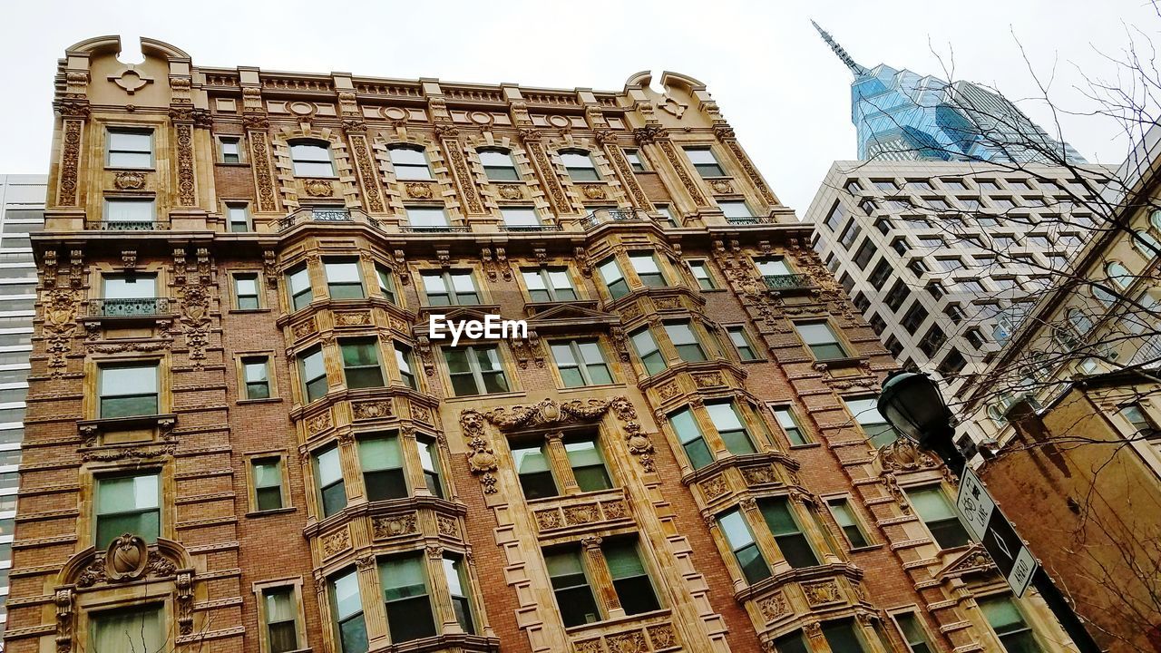 LOW ANGLE VIEW OF BUILDINGS IN CITY