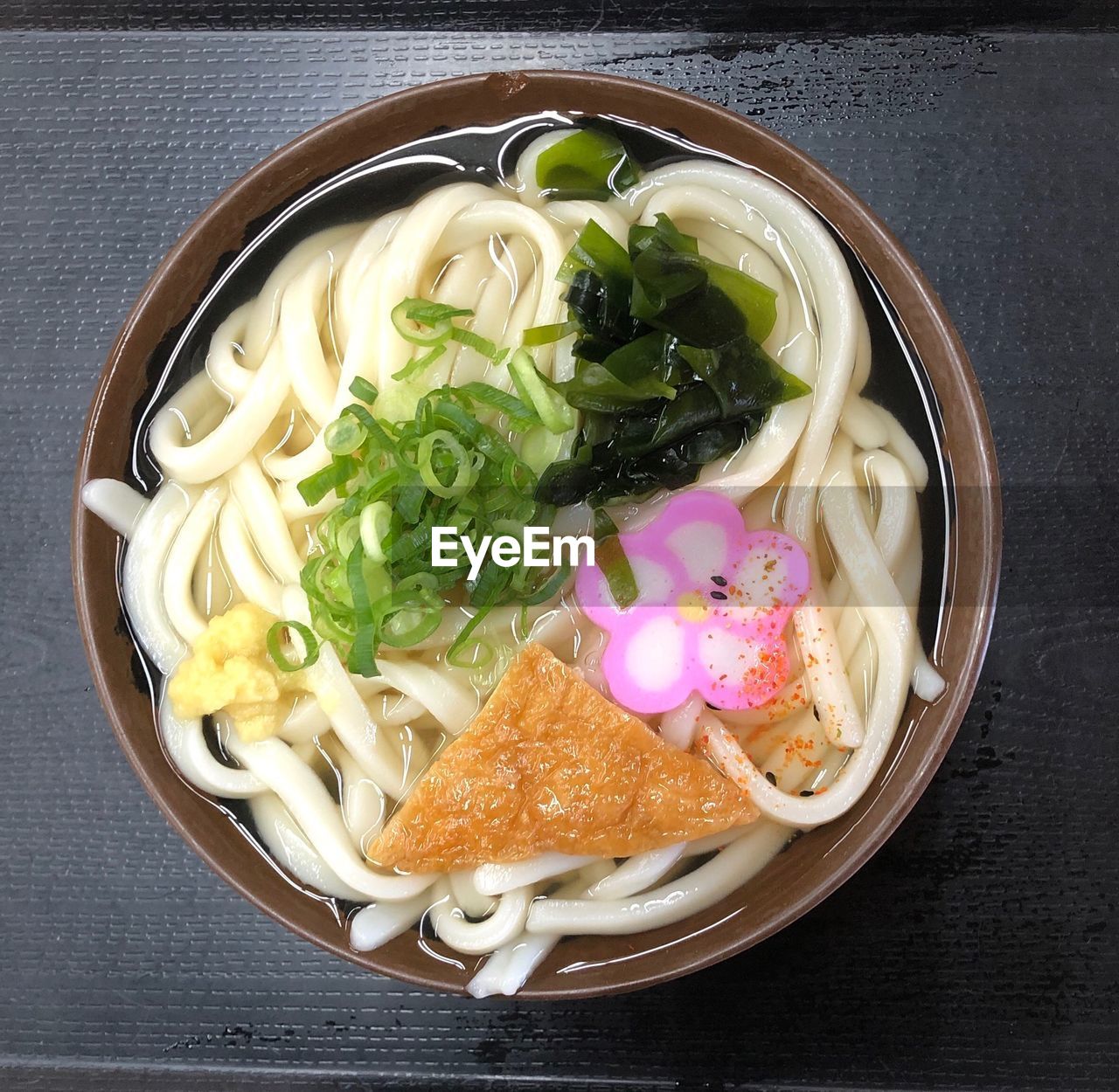 HIGH ANGLE VIEW OF PASTA IN BOWL