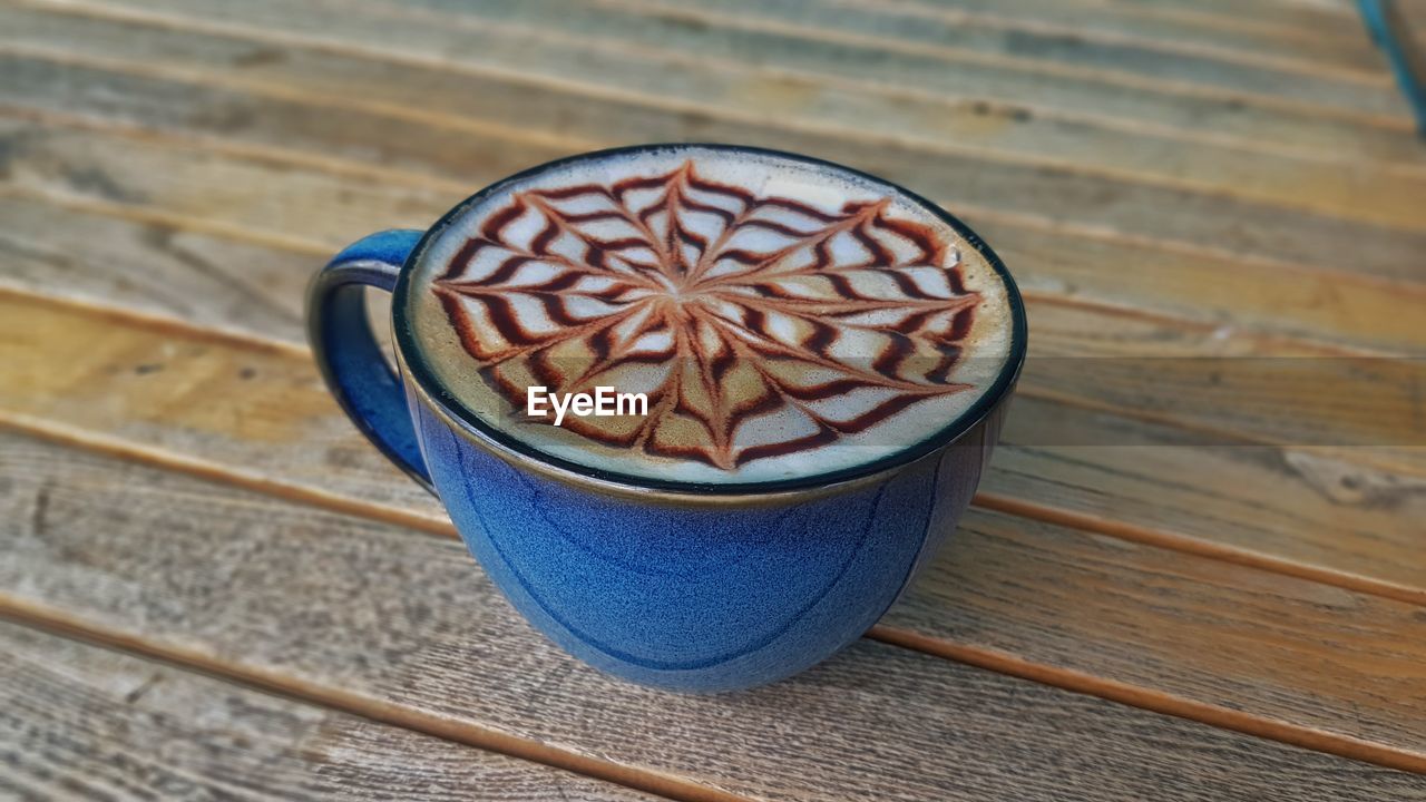 HIGH ANGLE VIEW OF COFFEE IN CUP ON TABLE