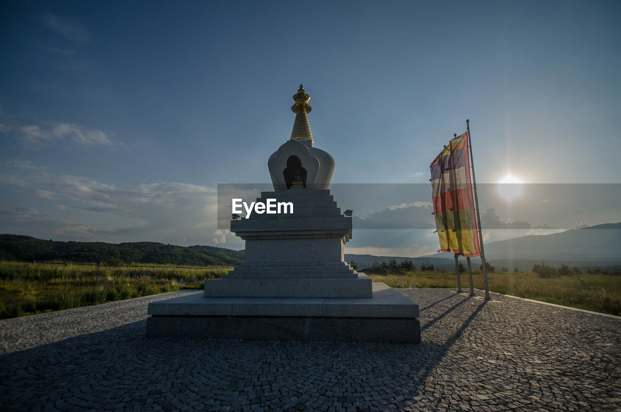 STATUE OF MONUMENT AT SUNSET