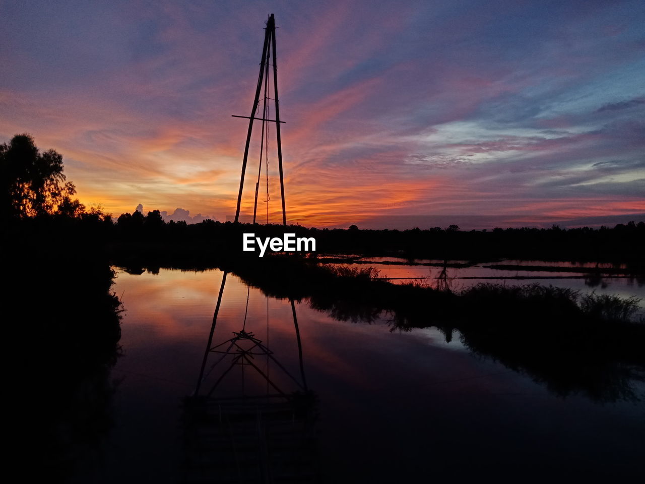 SILHOUETTE SAILBOATS IN LAKE AGAINST SKY DURING SUNSET