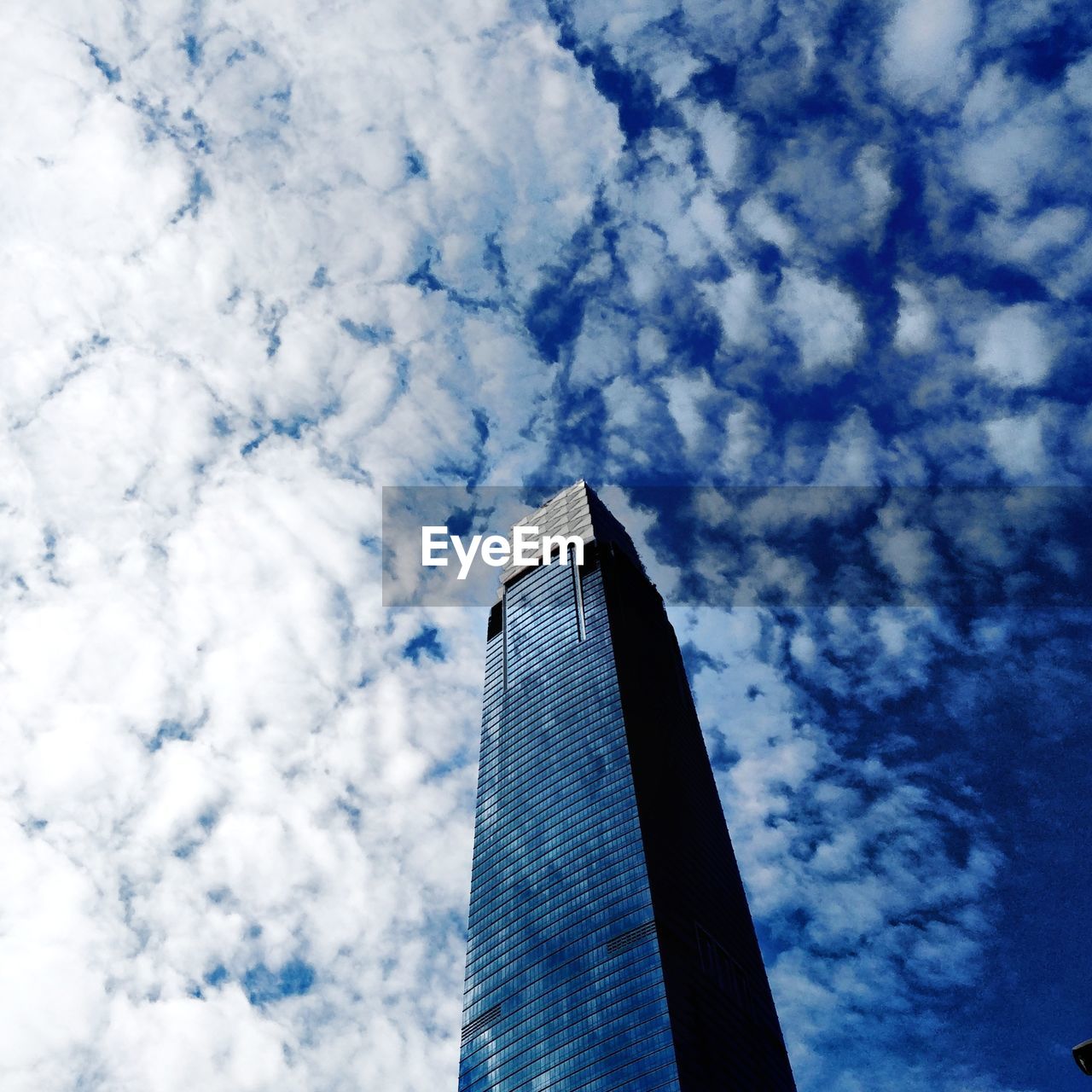 LOW ANGLE VIEW OF MODERN BUILDING AGAINST SKY