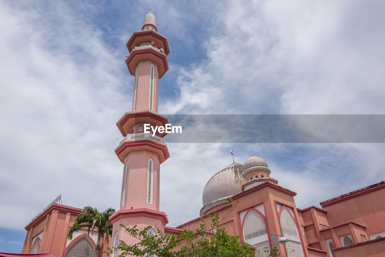 LOW ANGLE VIEW OF MOSQUE AND BUILDING AGAINST SKY