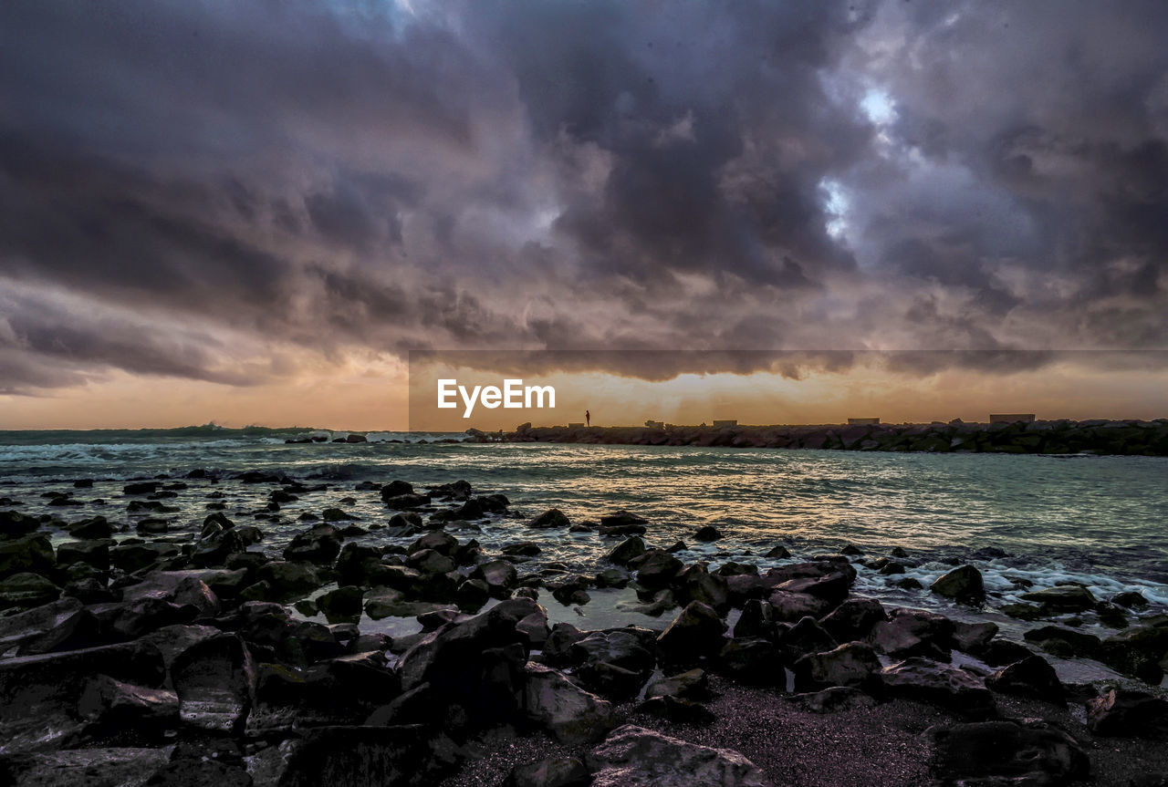 SCENIC VIEW OF SEA AGAINST SUNSET SKY