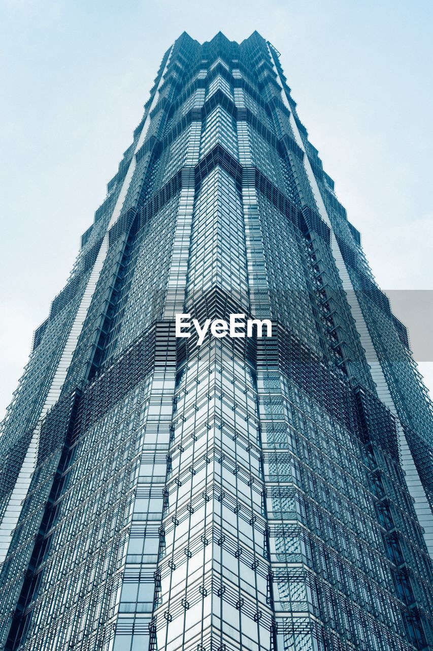 LOW ANGLE VIEW OF GLASS BUILDING AGAINST SKY