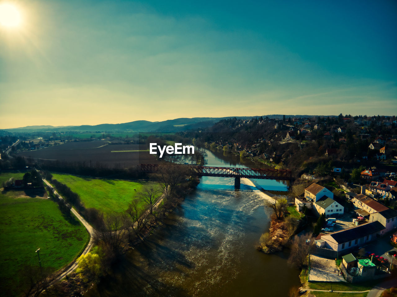 HIGH ANGLE VIEW OF BRIDGE OVER RIVER IN CITY