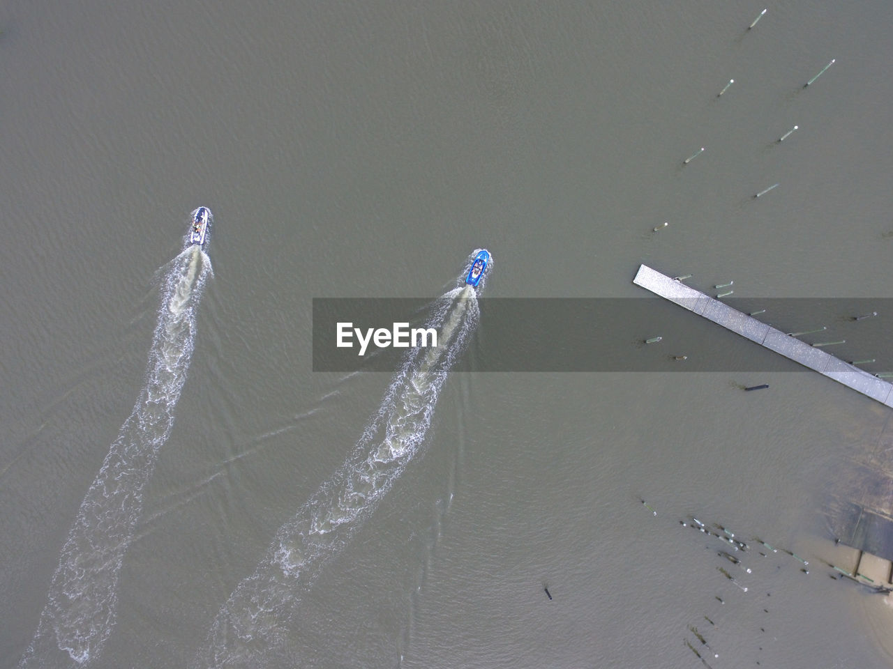 HIGH ANGLE VIEW OF BOAT IN WATER