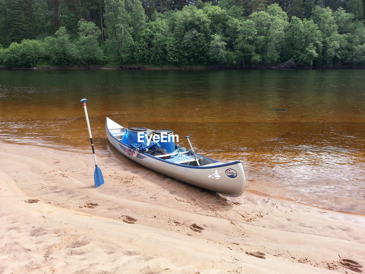 Boat and oar at beach