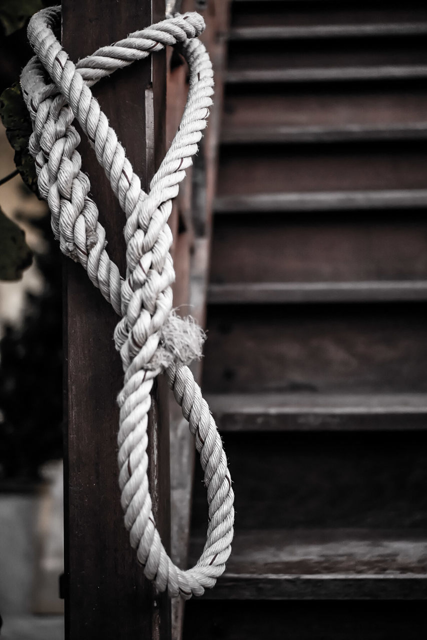 CLOSE-UP OF ROPE TIED UP ON METAL