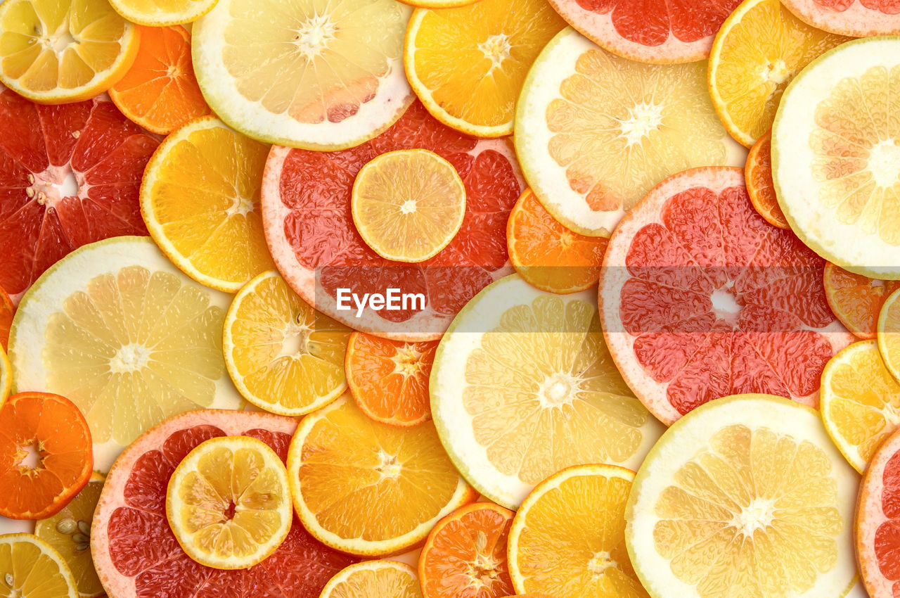 Citrus fruits cut into round piece