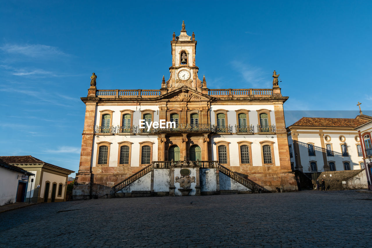 VIEW OF HISTORICAL BUILDING AGAINST BLUE SKY