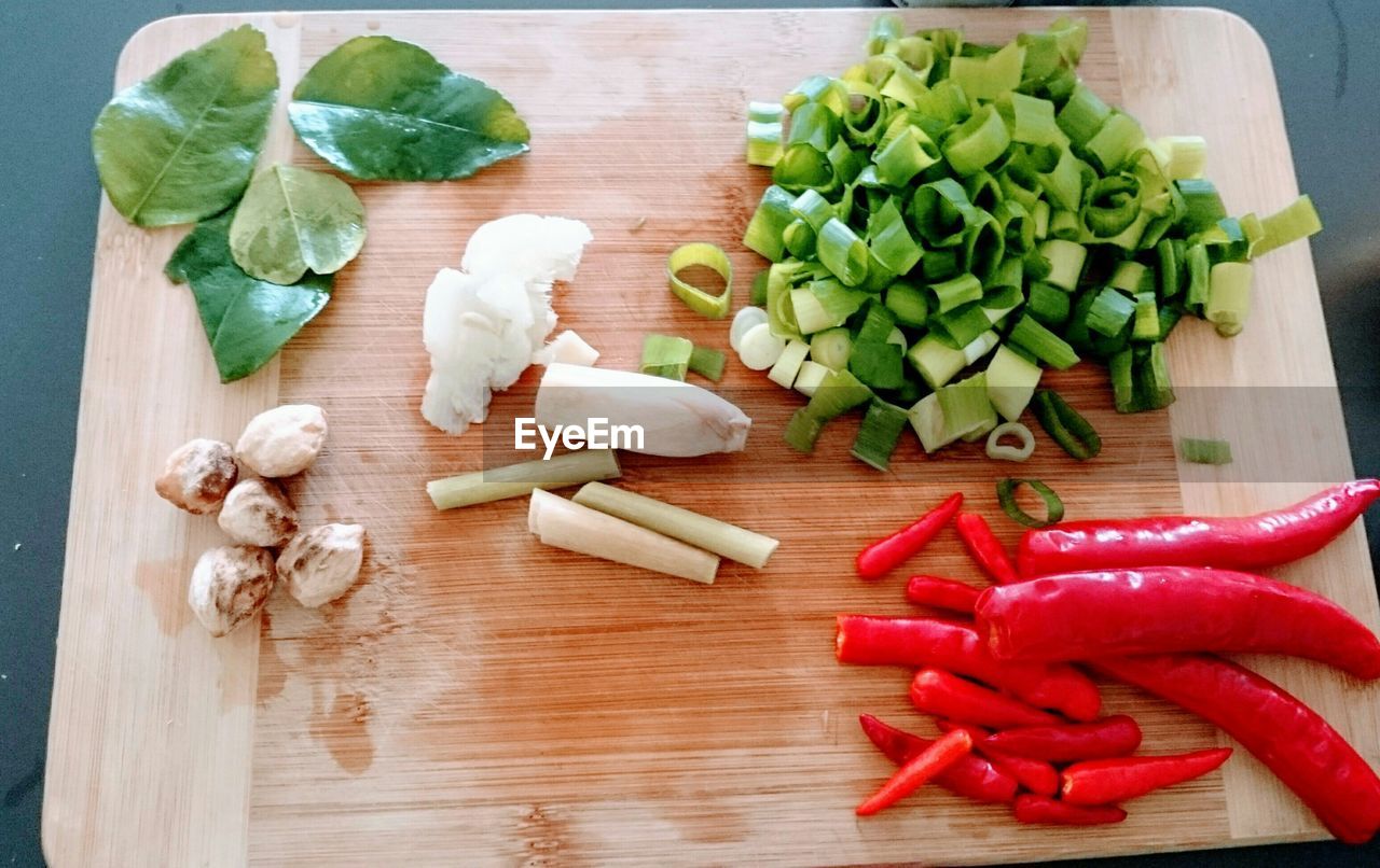 HIGH ANGLE VIEW OF VEGETABLES ON CUTTING BOARD