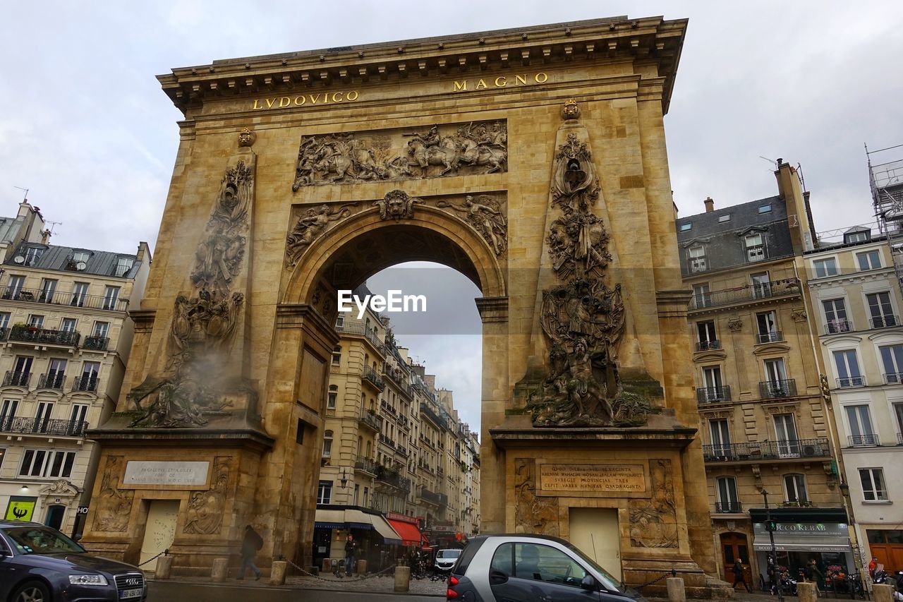 LOW ANGLE VIEW OF HISTORICAL BUILDING IN CITY