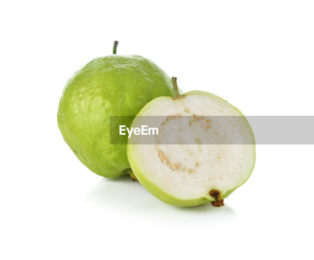 CLOSE-UP OF FRESH GREEN APPLE AGAINST WHITE BACKGROUND