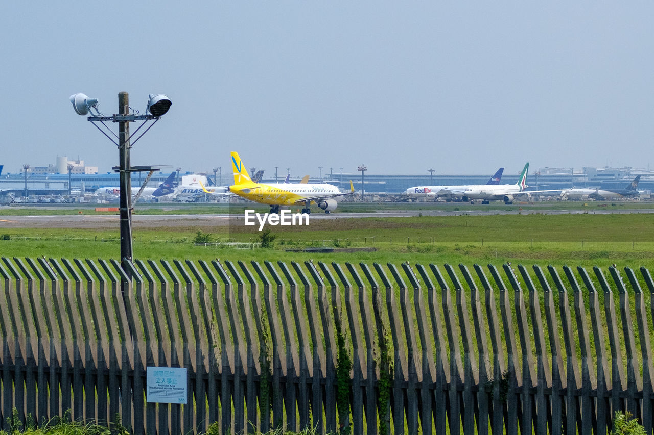 VIEW OF AIRPLANE AGAINST SKY