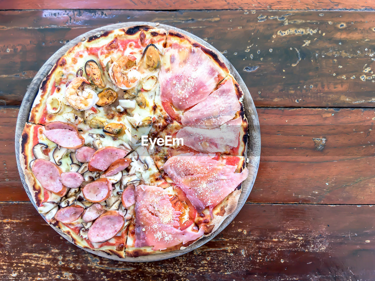 HIGH ANGLE VIEW OF PIZZA IN PLATE ON TABLE