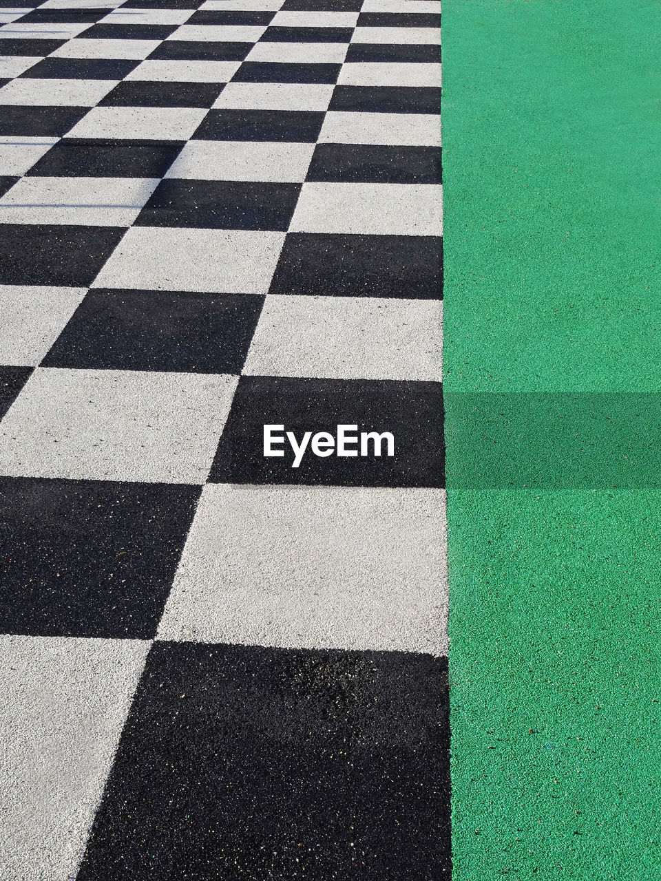 HIGH ANGLE VIEW OF ZEBRA CROSSING ON GREEN WALL