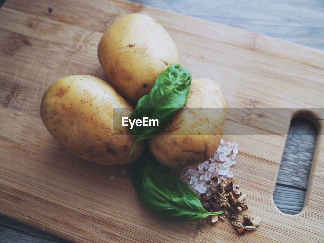 HIGH ANGLE VIEW OF VEGETABLES AND BREAD ON TABLE