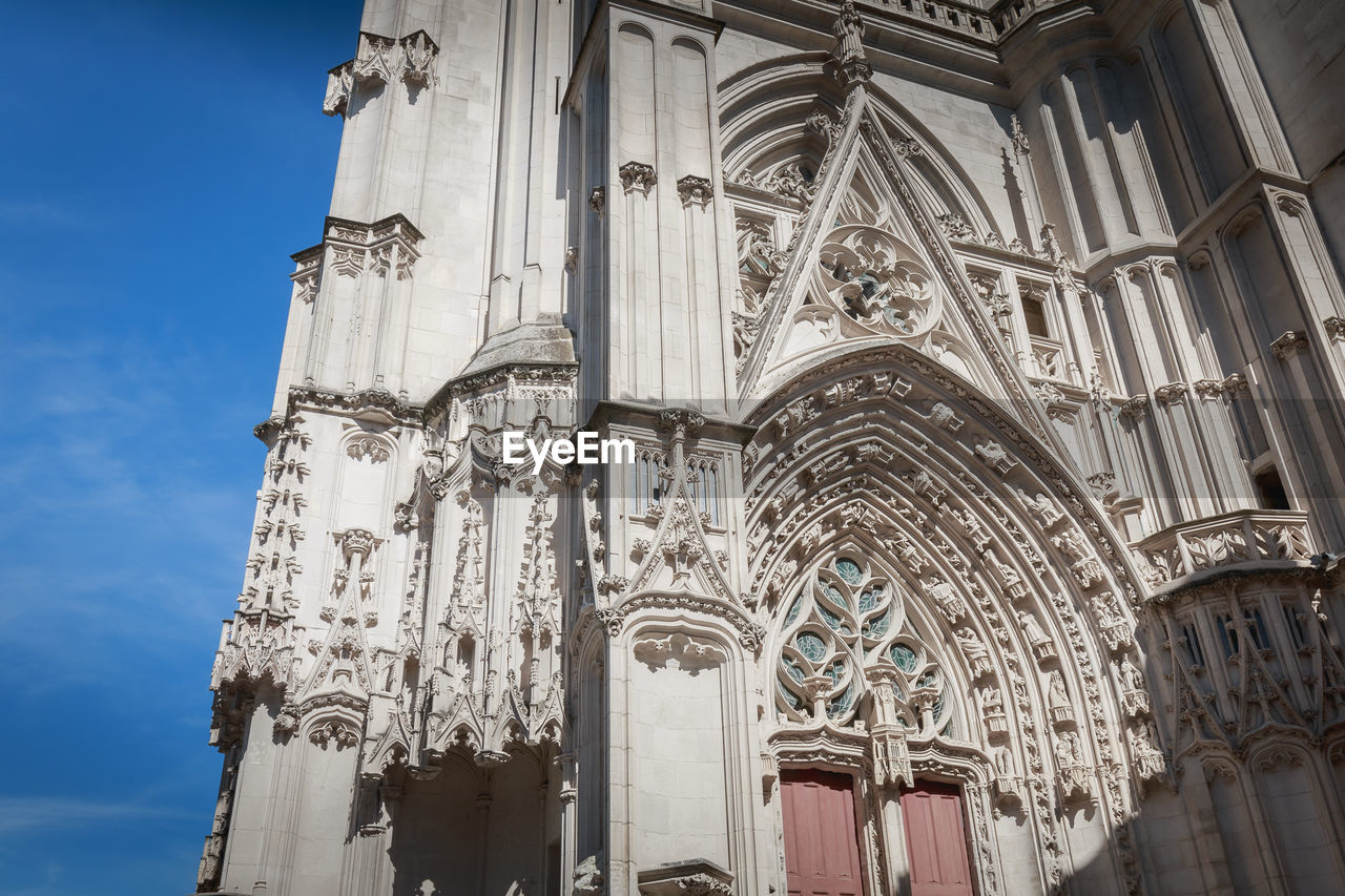 LOW ANGLE VIEW OF TEMPLE BUILDING