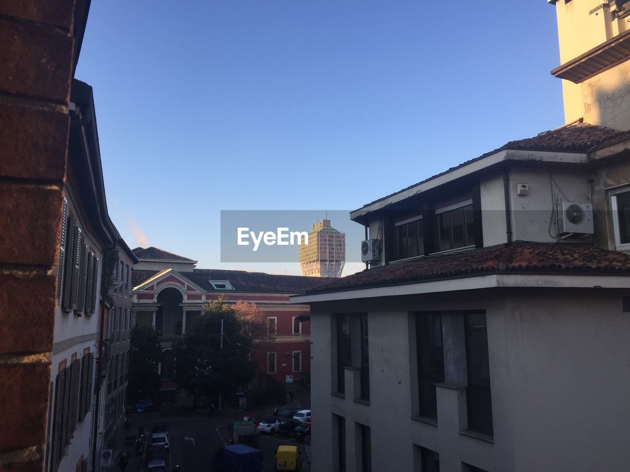 LOW ANGLE VIEW OF BUILDINGS AGAINST CLEAR BLUE SKY