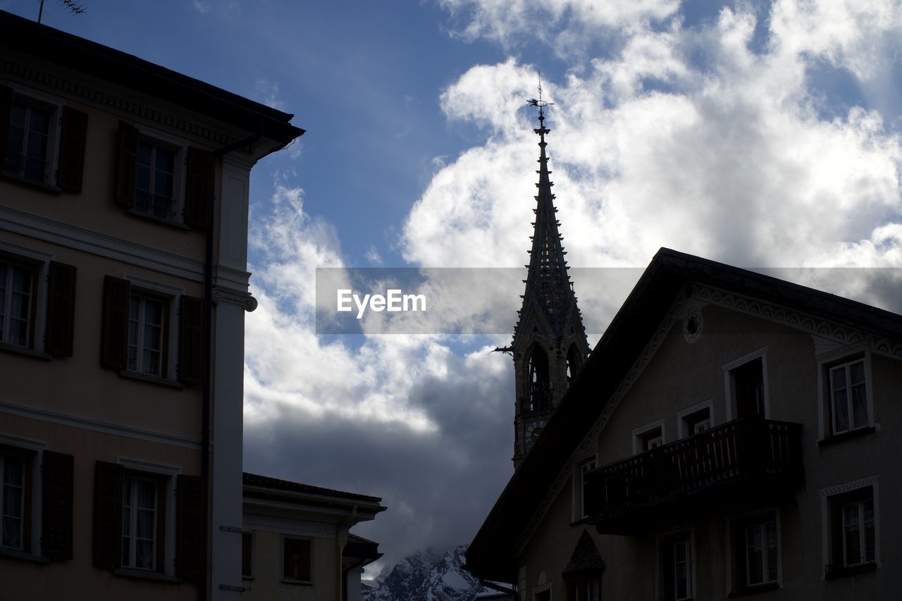 LOW ANGLE VIEW OF BUILDINGS IN CITY