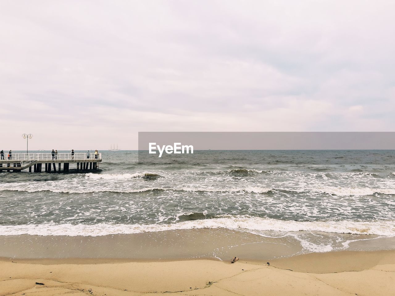 SCENIC VIEW OF BEACH BY SEA AGAINST SKY