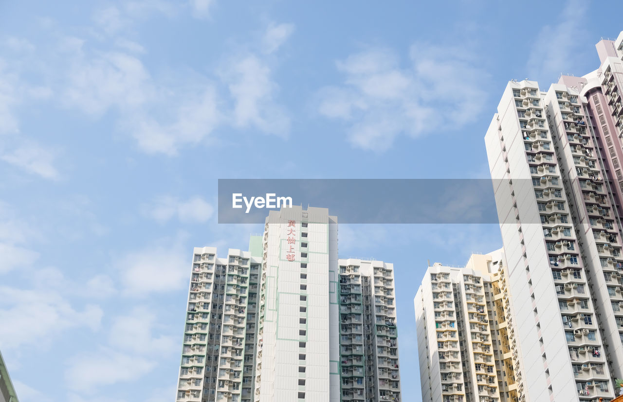 LOW ANGLE VIEW OF MODERN BUILDINGS IN CITY AGAINST SKY